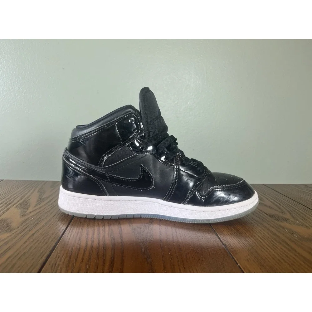 Nike Boys Air Jordan 1 Mid SE DV1337-004 Black Basketball Shoes Sneakers Sz 4.5Y